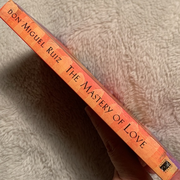 ☄️2/$15☄️The Mastery of Love Wisdom Book - Picture 4 of 5